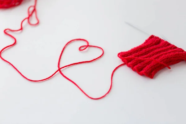 Agujas de tejer e hilo en forma de corazón —  Fotos de Stock