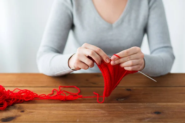 Vrouw handen breien met naalden en garens — Stockfoto