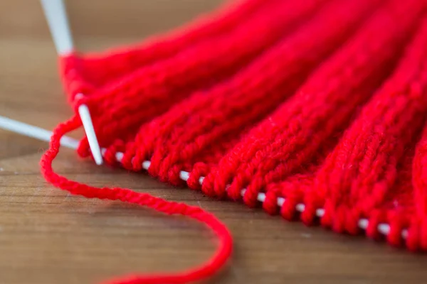 Artículo de punto a mano con agujas de punto en madera — Foto de Stock