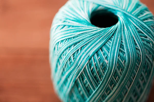 Close-up de turquesa tricô bola de fio na madeira — Fotografia de Stock