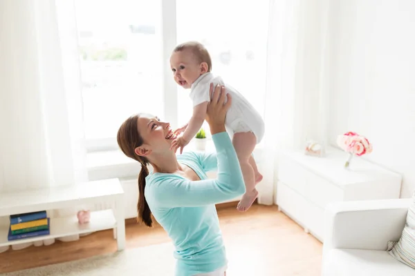 Onnellinen nuori äiti, jolla on pieni vauva kotona — kuvapankkivalokuva
