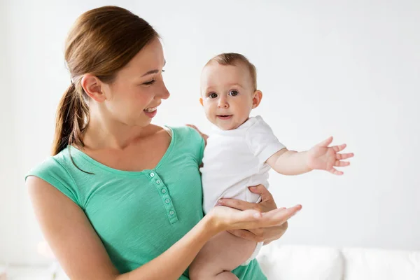 Feliz jovem mãe com bebê em casa — Fotografia de Stock