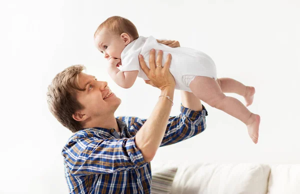 Glücklicher junger Vater spielt zu Hause mit Baby — Stockfoto