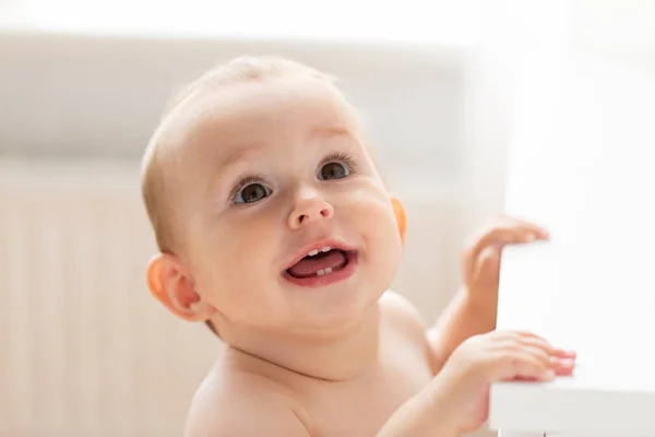 Happy baby chłopca czy dziewczyny w domu patrząc — Zdjęcie stockowe