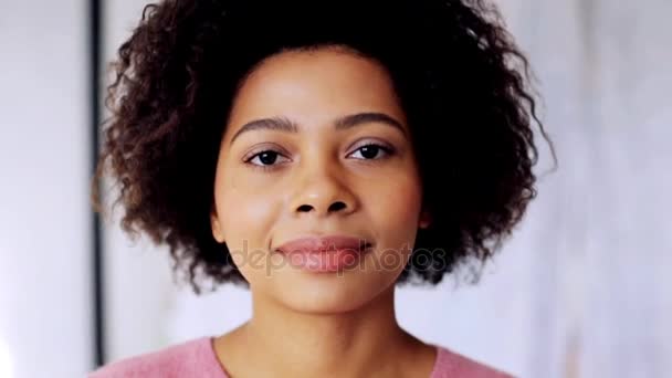 Sonriente afroamericana mujer tocando su cabello — Vídeos de Stock