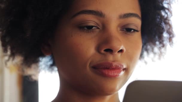 Mujer afroamericana feliz con la tableta de la PC — Vídeos de Stock