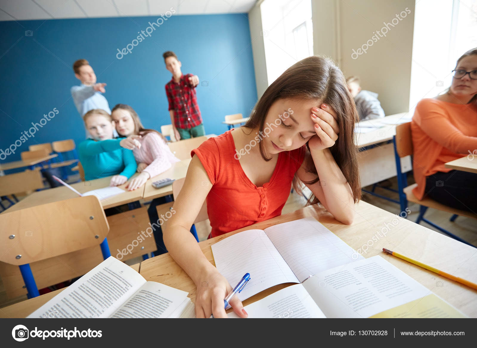 Studenten roddelen achter klasgenoot