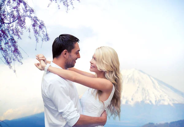Felice coppia abbracciare oltre fuji montagna in giappone — Foto Stock