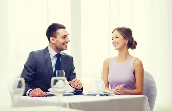 Leende paret tittar på varandra på restaurang — Stockfoto