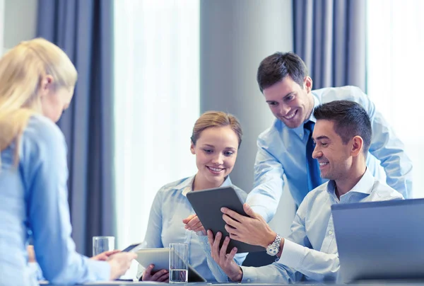 Lächelnde Geschäftsleute mit Tablet-PC im Büro — Stockfoto