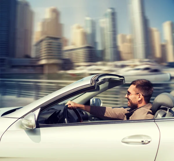 Homem feliz dirigindo carro cabriolet na cidade — Fotografia de Stock