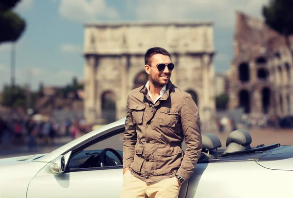 Щасливий чоловік за кермом кабріолет автомобіля над містом Рим — стокове фото