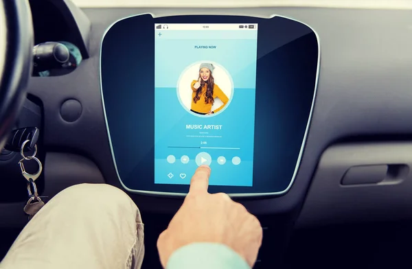 車で音楽プレーヤーを使用して男性の手のクローズ アップ — ストック写真