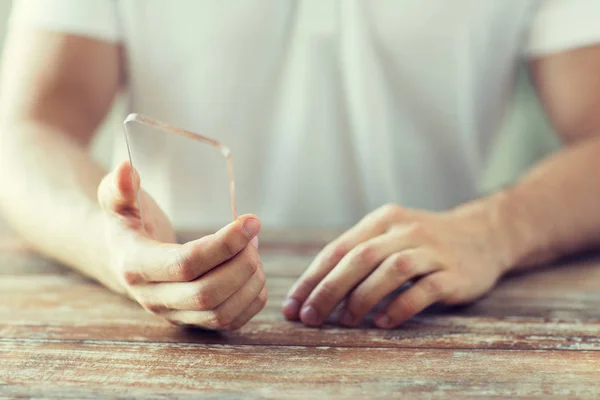 A férfi kezét, átlátszó smartphone közelről — Stock Fotó
