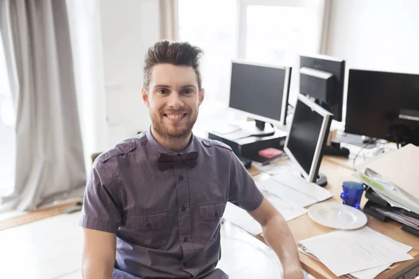 Trabalhador de escritório masculino criativo feliz com computadores — Fotografia de Stock