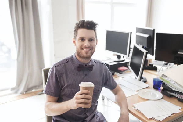 Gelukkig creatieve mannelijke kantoor werknemer drinken koffie — Stockfoto