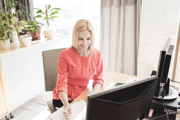 Felice lavoratore creativo ufficio femminile con i computer — Foto Stock