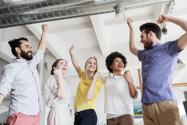 Equipo creativo feliz en la oficina — Foto de Stock