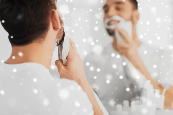 Primo piano di uomo rimozione schiuma da barba dal viso — Foto Stock