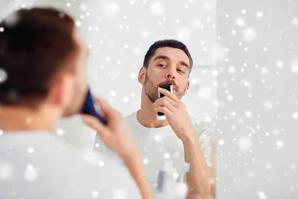 Man scheren snor met trimmer op badkamer — Stockfoto