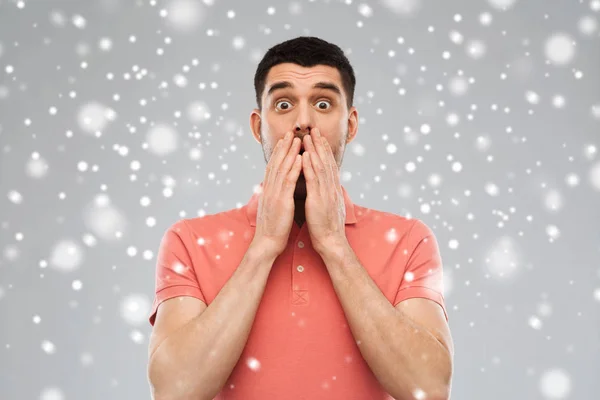 Vyděšený muž v bílém tričku po sněhu — Stock fotografie