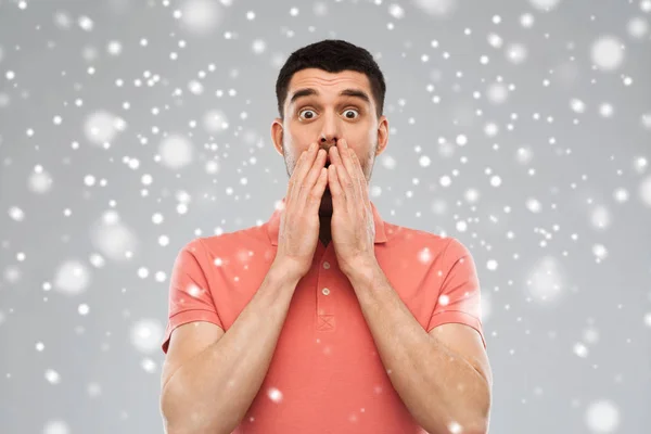 Hombre asustado en camiseta blanca sobre nieve —  Fotos de Stock