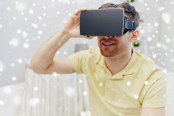 Hombre joven en auriculares de realidad virtual o gafas 3d —  Fotos de Stock