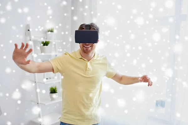 Hombre joven en auriculares de realidad virtual o gafas 3d —  Fotos de Stock