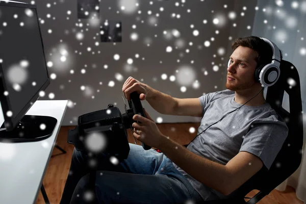 Hombre jugando coche de carreras de videojuegos en casa — Foto de Stock