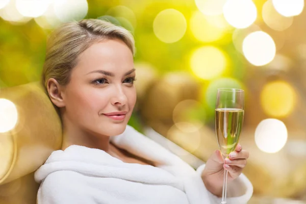 Mooie jonge vrouw drinken champagne in spa — Stockfoto