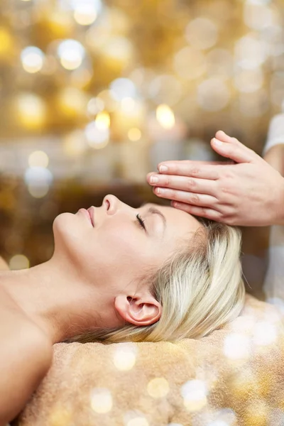 Close up van vrouw met gezicht massage in de spa — Stockfoto