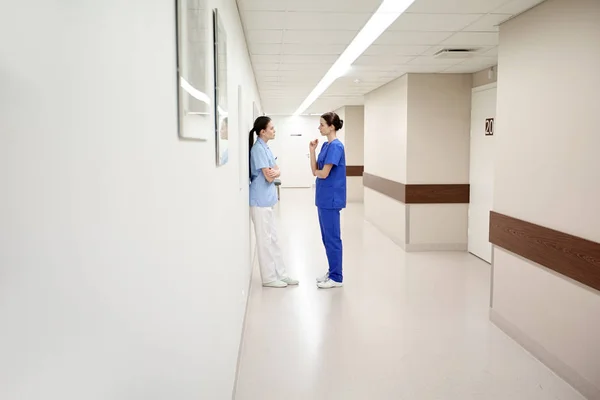 Жінки-лікарі або медсестри розмовляють в лікарні — стокове фото