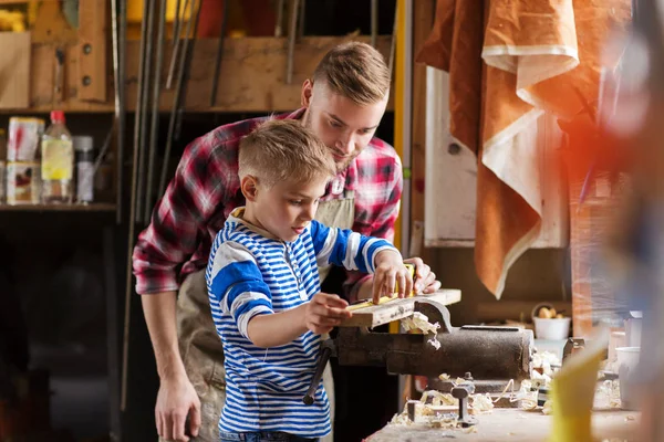 Padre e hijo con regla miden madera en el taller —  Fotos de Stock