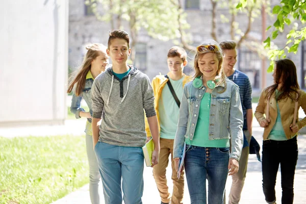 Groep gelukkige tiener studenten buiten wandelen — Stockfoto