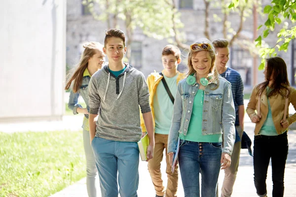 Grupo de estudiantes adolescentes felices caminando al aire libre —  Fotos de Stock