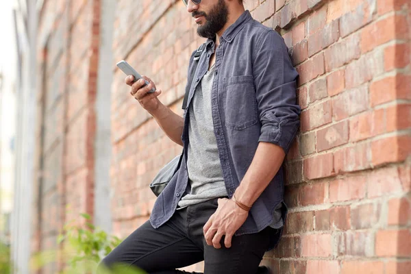 Primer plano del hombre mensajes de texto en el teléfono inteligente en la ciudad — Foto de Stock