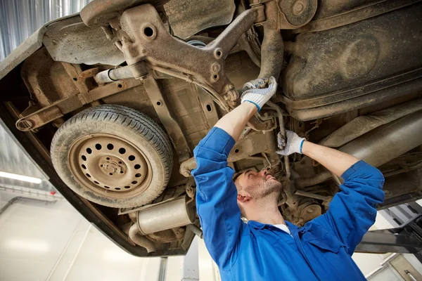 Mechaniker oder Schmied reparieren Auto in der Werkstatt — Stockfoto