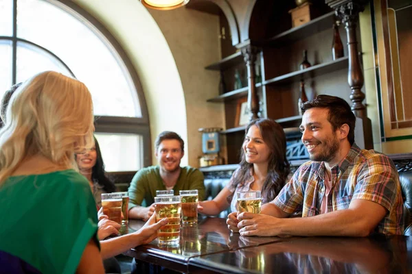 Glückliche Freunde, die Bier in der Bar oder Kneipe trinken — Stockfoto