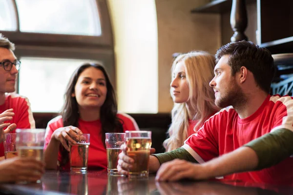 Fans o amigos viendo fútbol en el bar deportivo —  Fotos de Stock