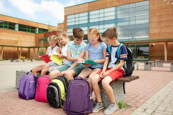 Groupe d "élèves heureux de l" école primaire à l'extérieur — Photo