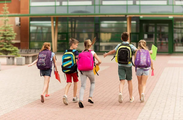 Gruppo di felici studenti delle scuole elementari in esecuzione — Foto Stock