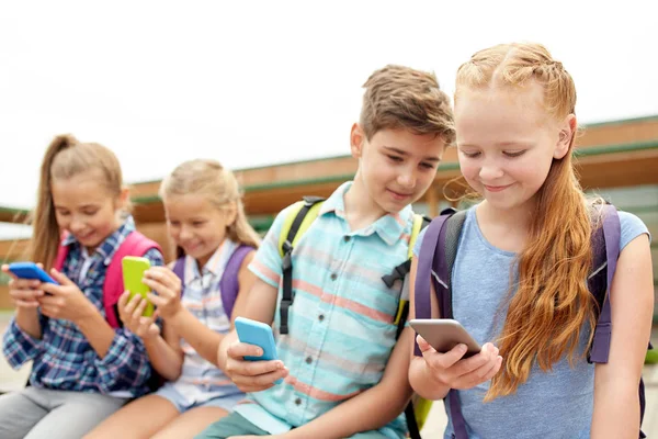 Általános iskolásoknak, okostelefonok — Stock Fotó
