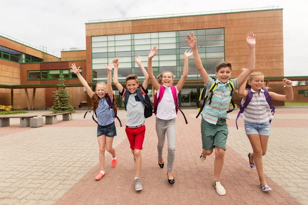 Groupe d'élèves heureux de l'école élémentaire courir — Photo