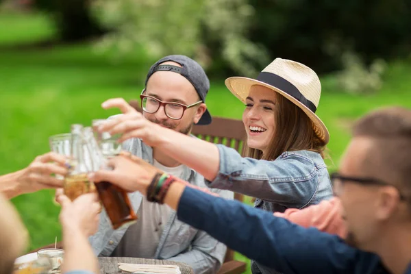 Amici felici clinking bicchieri al giardino estivo — Foto Stock
