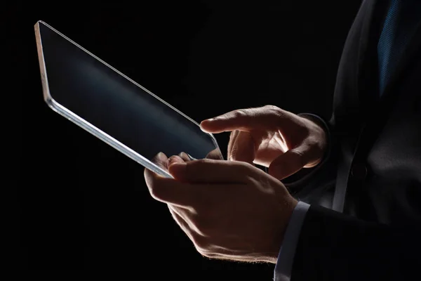 Close-up de empresário com tablet pc transparente — Fotografia de Stock