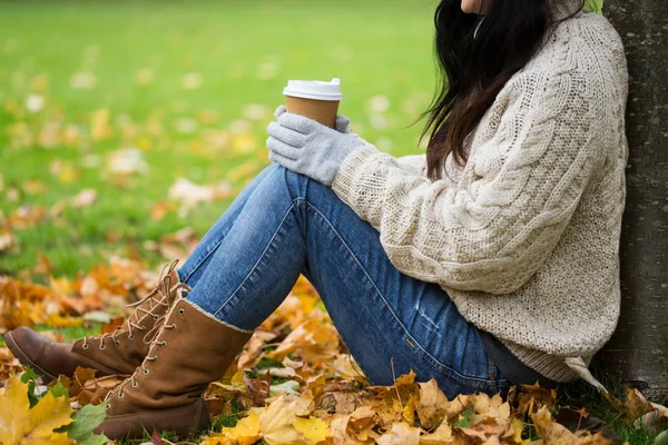 Close up of woman drinking coffee in autumn park — Stock Photo, Image