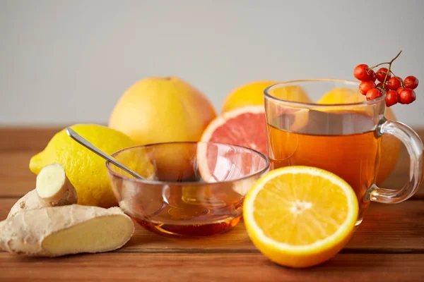 Chá com mel, limão e gengibre em madeira — Fotografia de Stock