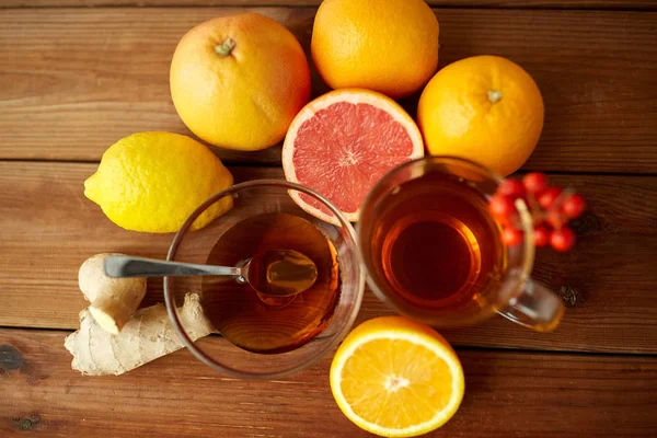 Imbir herbata z miodu, owoców cytrusowych i czosnek na drewno — Zdjęcie stockowe