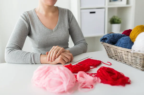 Frau mit Stricknadeln und Garn im Korb — Stockfoto