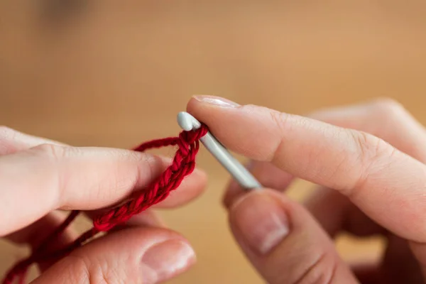 Close up de mãos de tricô com gancho de crochê — Fotografia de Stock